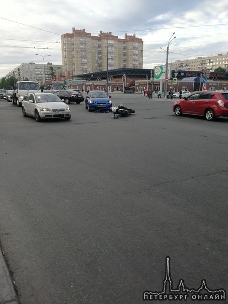 На перекрестке Дыбенко и Искровского подбили мотоциклиста, Водителя мота не видно