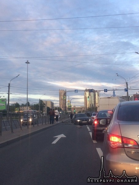 5 машин в 3 ряда на Ленинском проспекте, перед площадью Конституции , BMW развернуло,