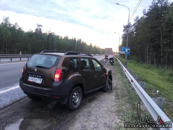 Мурманское шоссе в сторону города после Разметелево. DAF встретился с Renault.