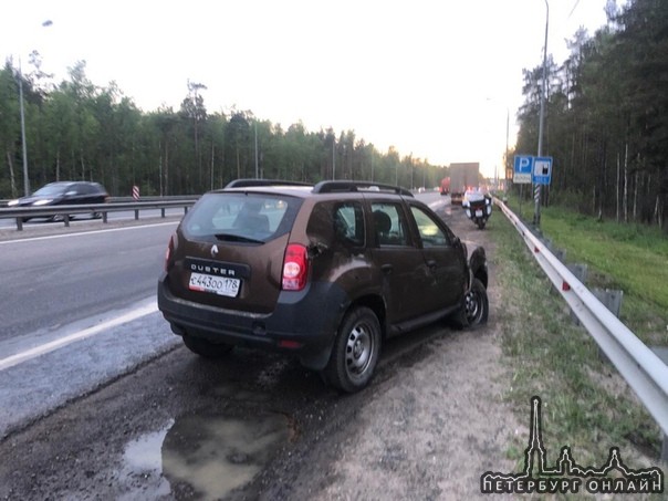 Мурманское шоссе в сторону города после Разметелево. DAF встретился с Renault.