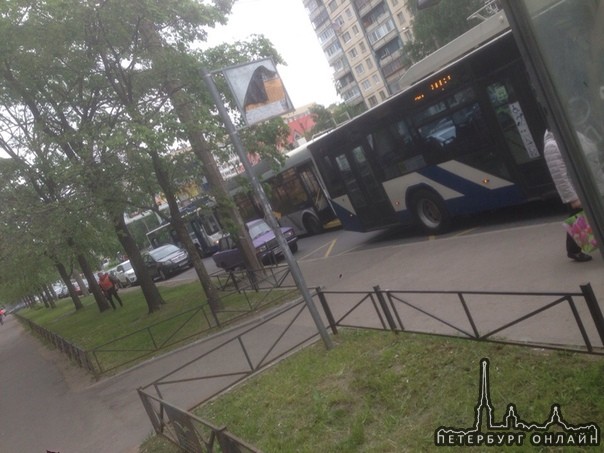 Уточкина 2 , яндекс драйв не пусил помеху с права, и теперь все троллейбусы стоят перед Комендантско...