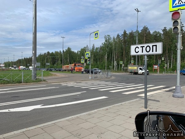 ДТП, угол Парашютной и дорогой на каменку в город. КАМАЗ в зад Renault. Но успел смягчить удар уходом н...