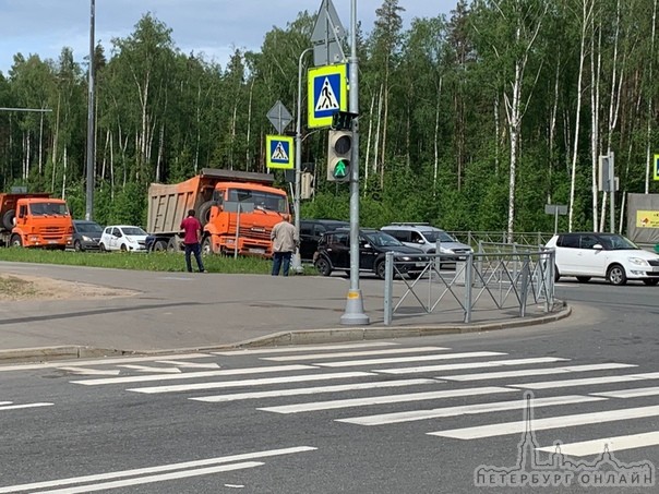 ДТП, угол Парашютной и дорогой на каменку в город. КАМАЗ в зад Renault. Но успел смягчить удар уходом н...