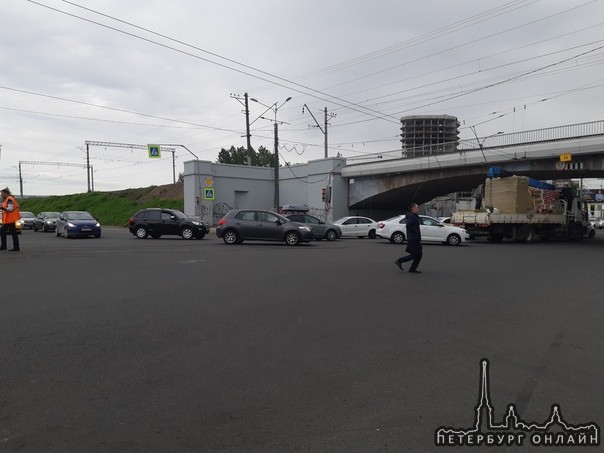 Грузовое авто оборвало трамвайные провода на Дальневосточном под ЖД мостом. Трамваи стоят.