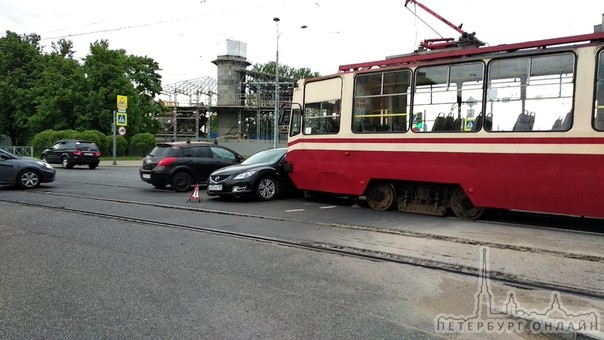 Mazda не проскочила перед трамваем на перекрестке Маршала Жукова и Кронштадтской улицы
