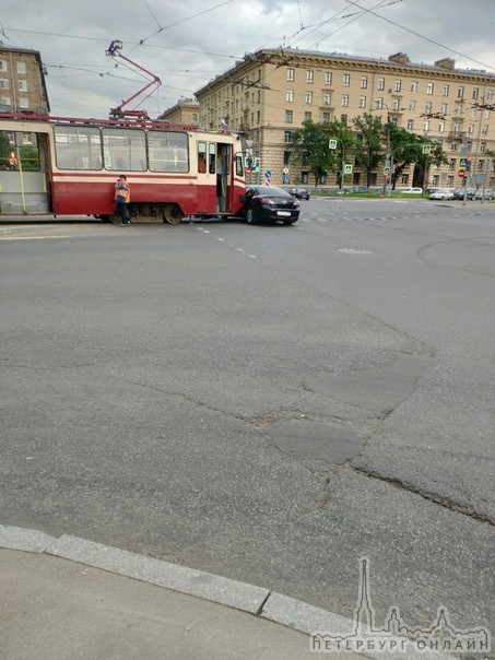 Mazda не проскочила перед трамваем на перекрестке Маршала Жукова и Кронштадтской улицы
