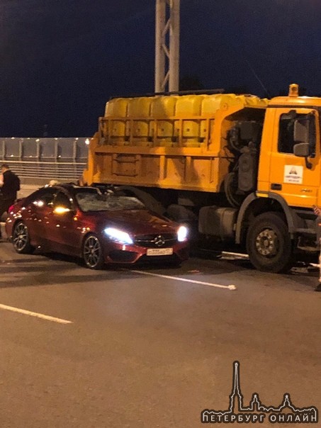 На мосту Бетанкура Mercedes врезался в поливалку,