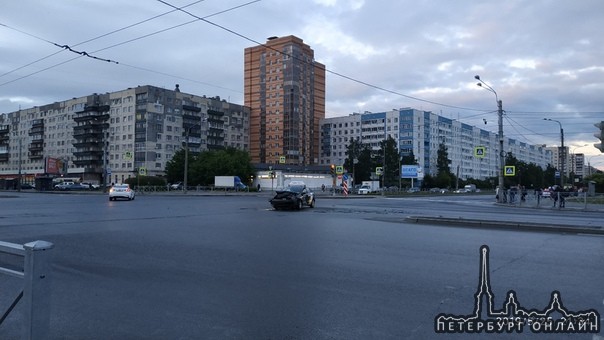 ДТП на пересечении Гражданского и Луначарского. Подбито очередное Яндекс такси. ДПС на месте, второй...