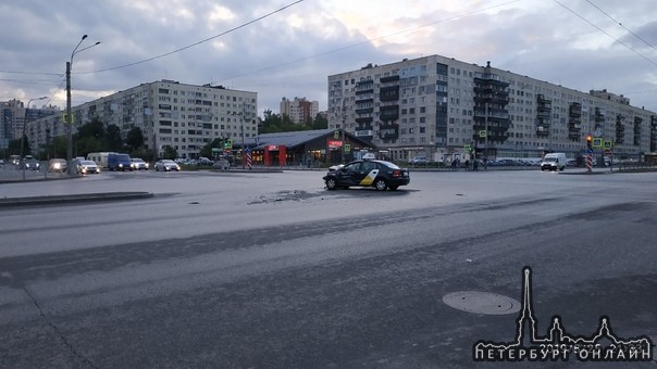 ДТП на пересечении Гражданского и Луначарского. Подбито очередное Яндекс такси. ДПС на месте, второй...