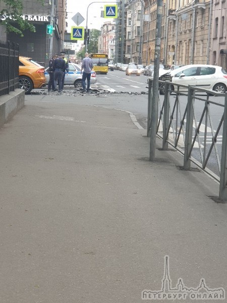 Пыжик разбился об Audi (?) на перекрёстке ул.Ленина и Большой Пушкарской
