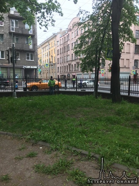 Пыжик разбился об Audi (?) на перекрёстке ул.Ленина и Большой Пушкарской