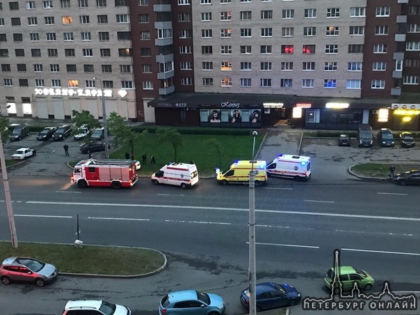 В 3:20 на проспекте Ветеранов 76, Яндекс Драйв на пустынной улице влетел в столб (возможно, подрезал...