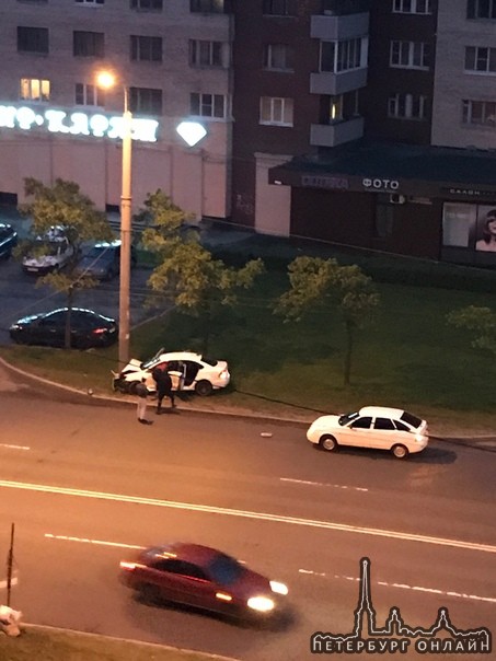 В 3:20 на проспекте Ветеранов 76, Яндекс Драйв на пустынной улице влетел в столб (возможно, подрезал...