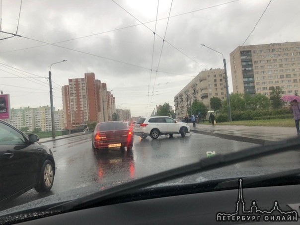 Авария на пр. Ветеранов на Новом мосту, где течёт речка Новая.