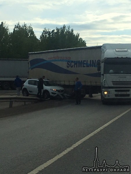 Сандерику не повезло оказаться рядом с фурой поворачивающей на Колпинской шоссе между Московским и С...