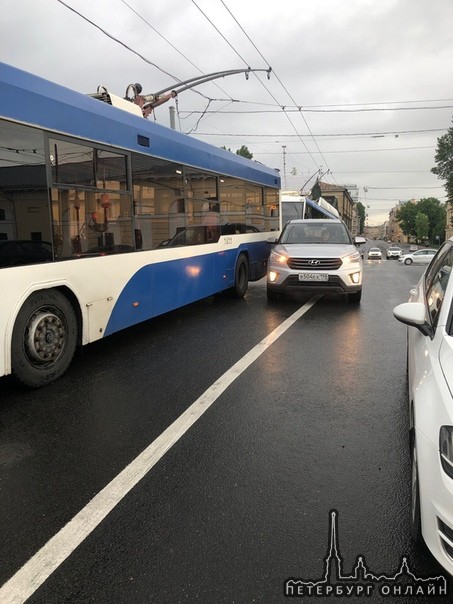 Маленькая машинка не вписалась и поцарапала троллейбус на Ново-Петергофском мосту