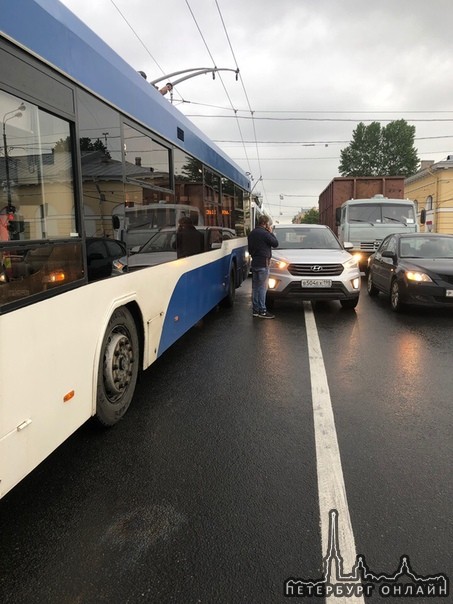 Маленькая машинка не вписалась и поцарапала троллейбус на Ново-Петергофском мосту