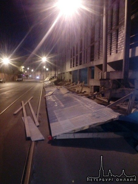 На Херсонской улице, у новостройки, на моих глазах из-за сильного ветра упал забор.