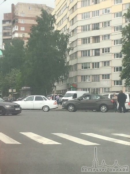 Владельцы отечественных автомобилей активно ругаются на перекрёстке проспекта Маршала Жукова и улицы...