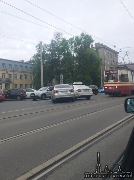 ЯндексТакси и Веста остановили трамваи и движение на улице Маршала Говорова.