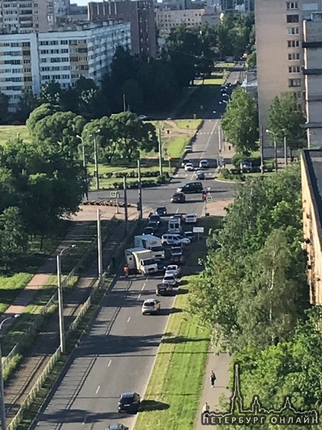 Угадай манёвр. Попытка обогнать слева поворачивающий фургон аварийной службы (без поворотника) - зат...