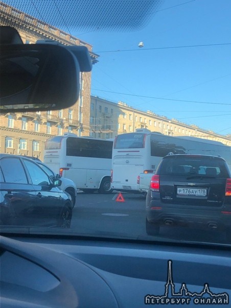 Съезд с Комсомольской площади. Притерлись Нисан и 2 автобуса