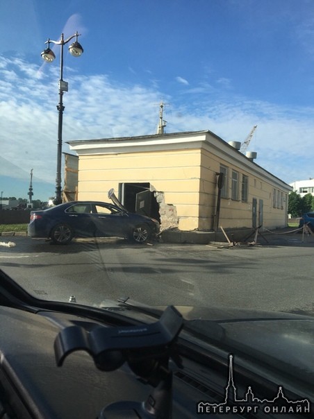 Honda протаранила дверь строения на набережной Лейтенанта Шмидта 45. ВО. 7.55 инспектор вёл осмотр п...
