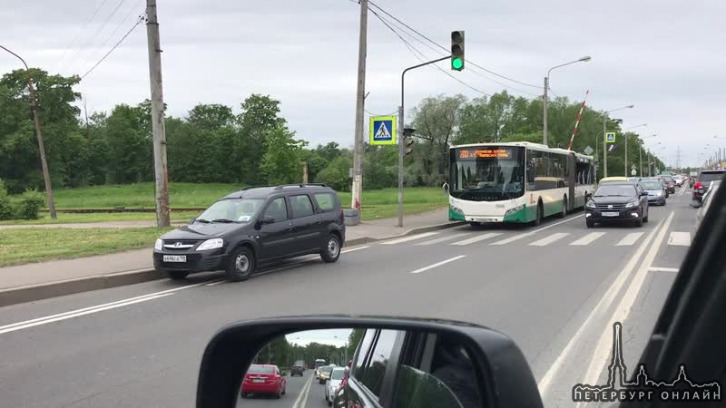 На Петергофском шоссе (у поворота на ЛЭМЗ) автобусу снесли бочину