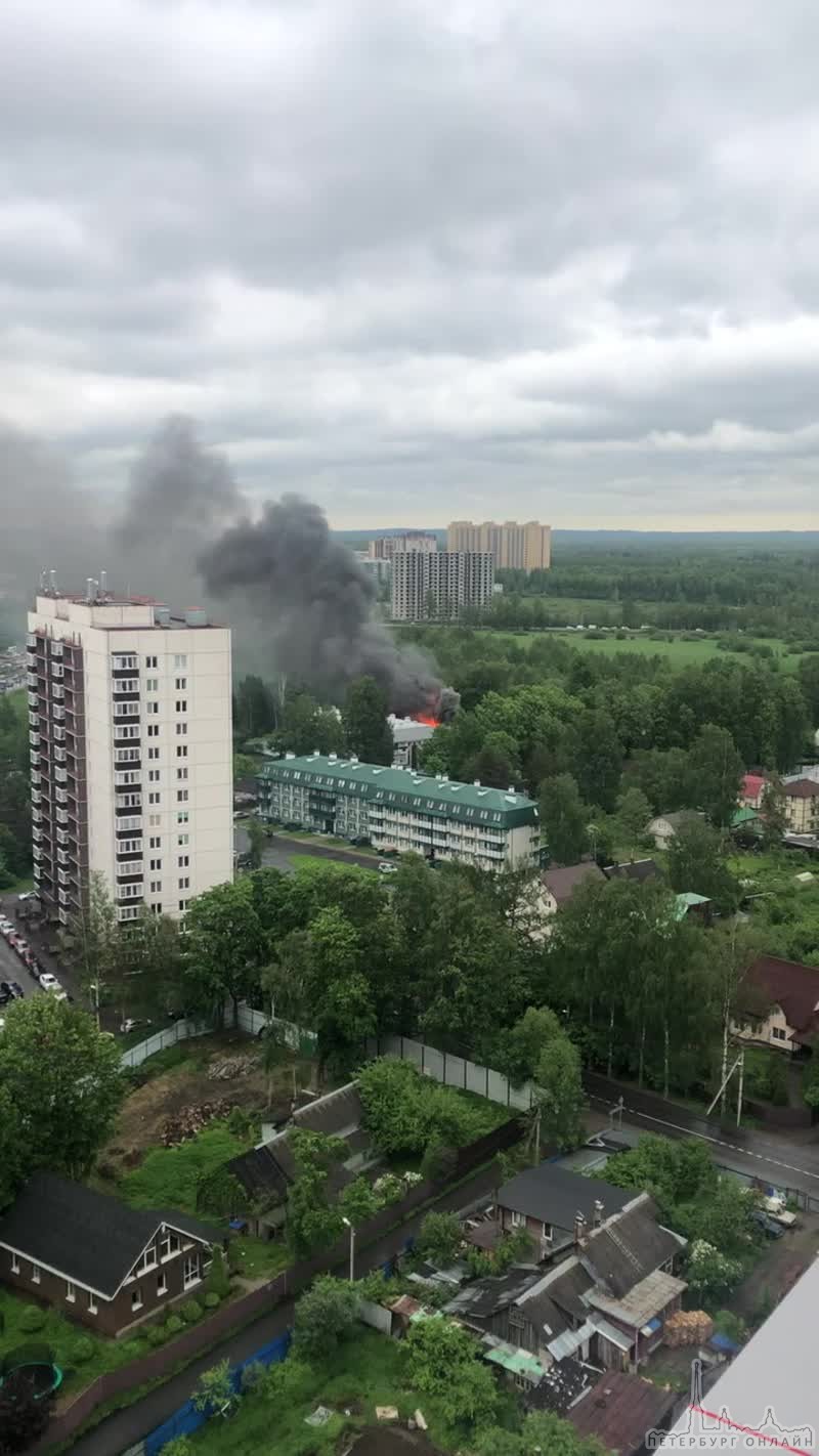 В Мурино горит дом около шоссе в Лаврики, на Парковой 6, службы на месте, но уже горит под крышу