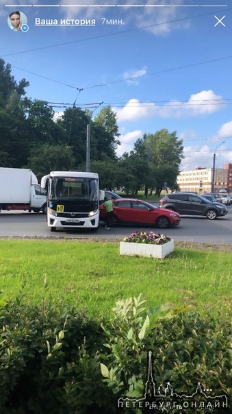 Маршрутчик на бублике Энергетиков-шоссе Революции отличился в объезде пробки.