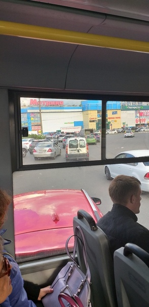 Маршрутчик на бублике Энергетиков-шоссе Революции отличился в объезде пробки.