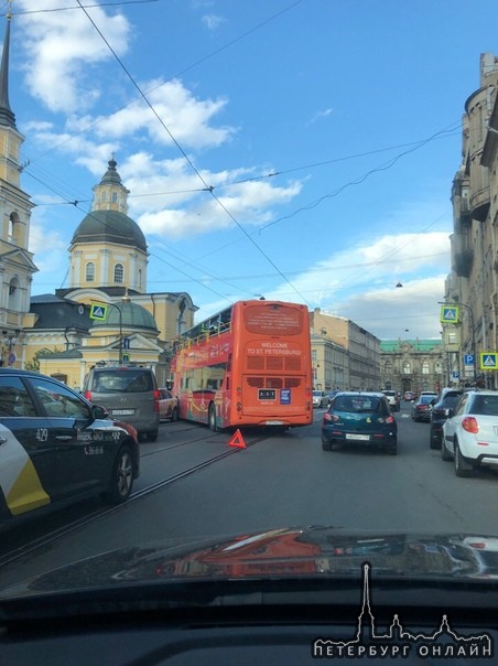 Туристический автобус , поворачивал с улицы Белинского на Моховую и задел Яндекс такси