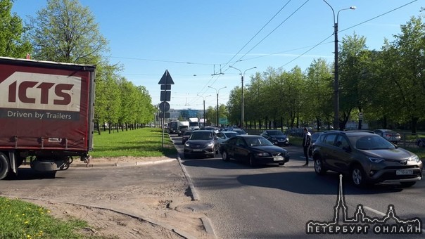 17 мая около 17 часов по улице Руставели д. 5 произошло ДТП с участием трех автомашин: