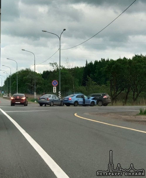 Московское шоссе у поворота на Красный Бор. Рапид поехал прямо там где только направо. А Ланос повер...