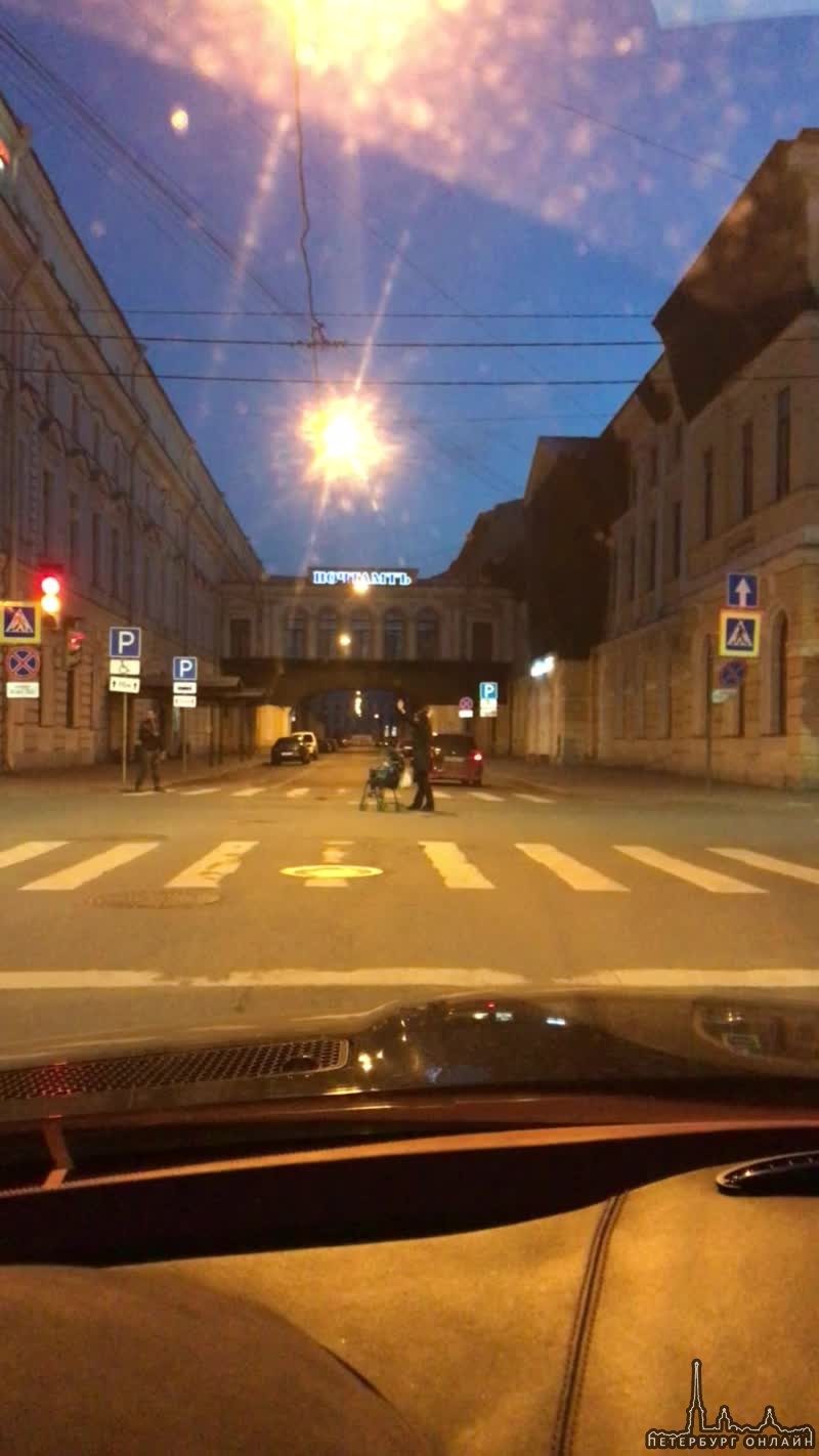 Вчера в 23:00 на перекрёстке Почтамтской улицы и одноимённого переулка сильно нетрезвая мамочка с ко...