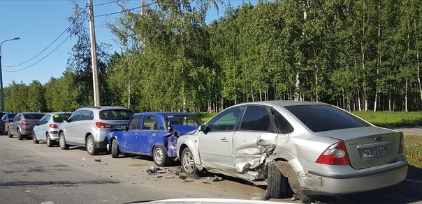 Начало календарного лета и солнечного дня для автовладельцев, припарковавшихся на ночь, вдоль Шувало...