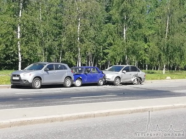 Начало календарного лета и солнечного дня для автовладельцев, припарковавшихся на ночь, вдоль Шувало...