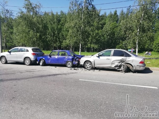 Начало календарного лета и солнечного дня для автовладельцев, припарковавшихся на ночь, вдоль Шувало...