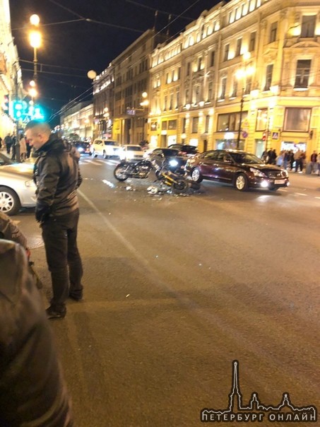 ДТП с мотоциклистом произошло на Невском проспекте возле Малой Морской. Мотоциклиста увезли живого.