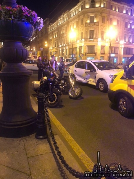 ДТП с мотоциклистом произошло на Невском проспекте возле Малой Морской. Мотоциклиста увезли живого.