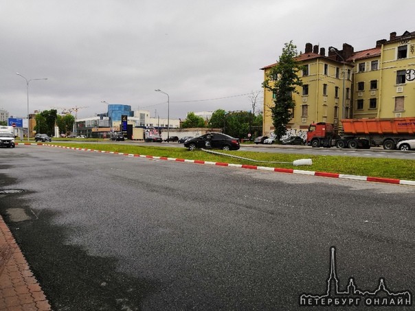 Не повезло столбу на Выборгской набережной, напротив заправки "Лукойл" около Кантемировского моста