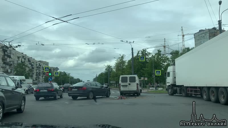 БМВ и микроавтобус столкнулись на перекрестке Пискаревского проспекта и проспекта Металлистов