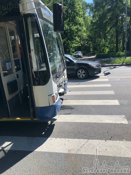 На Светлановском проспекте авария, троллейбус въехал в Subaru, задели парня на велосипеде. Вроде без...