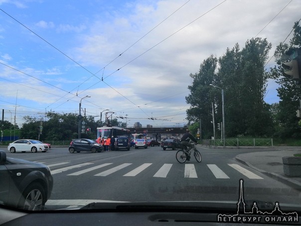 Угол Салова и Белградской. В 7:15 примерно. Пробка на Витебском у моста.