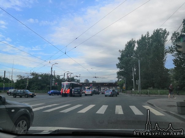 Угол Салова и Белградской. В 7:15 примерно. Пробка на Витебском у моста.