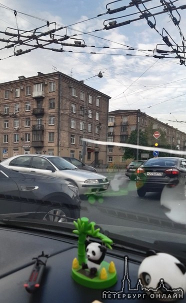 Дтп на перекрестке Ивановской и Седова, левый, средний ряд. Серебристая машинка, и Поло в заборе. Пр...