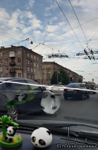 Дтп на перекрестке Ивановской и Седова, левый, средний ряд. Серебристая машинка, и Поло в заборе. Пр...