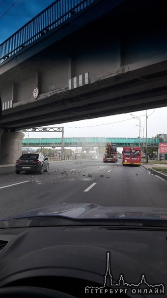 На Пулковском шоссе у развязки с КАД, не прошёл по высоте ЖД моста экскаватор, мост частично разруше...
