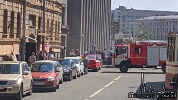 Пожарные перегородили дорогу на Херсонской 10. Машины не пропускают. В здании пожар видимо внутри.