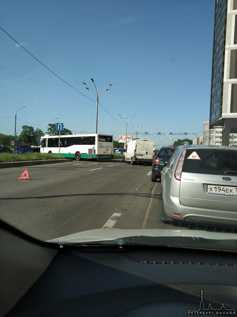 На ул. Салова, микроавтобус Ситроен приехал в зад автобусу, который совершал разворот напротив метр...